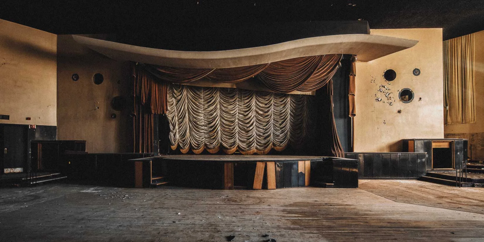 The Stardust Room inside the Nevele Grand Hotel