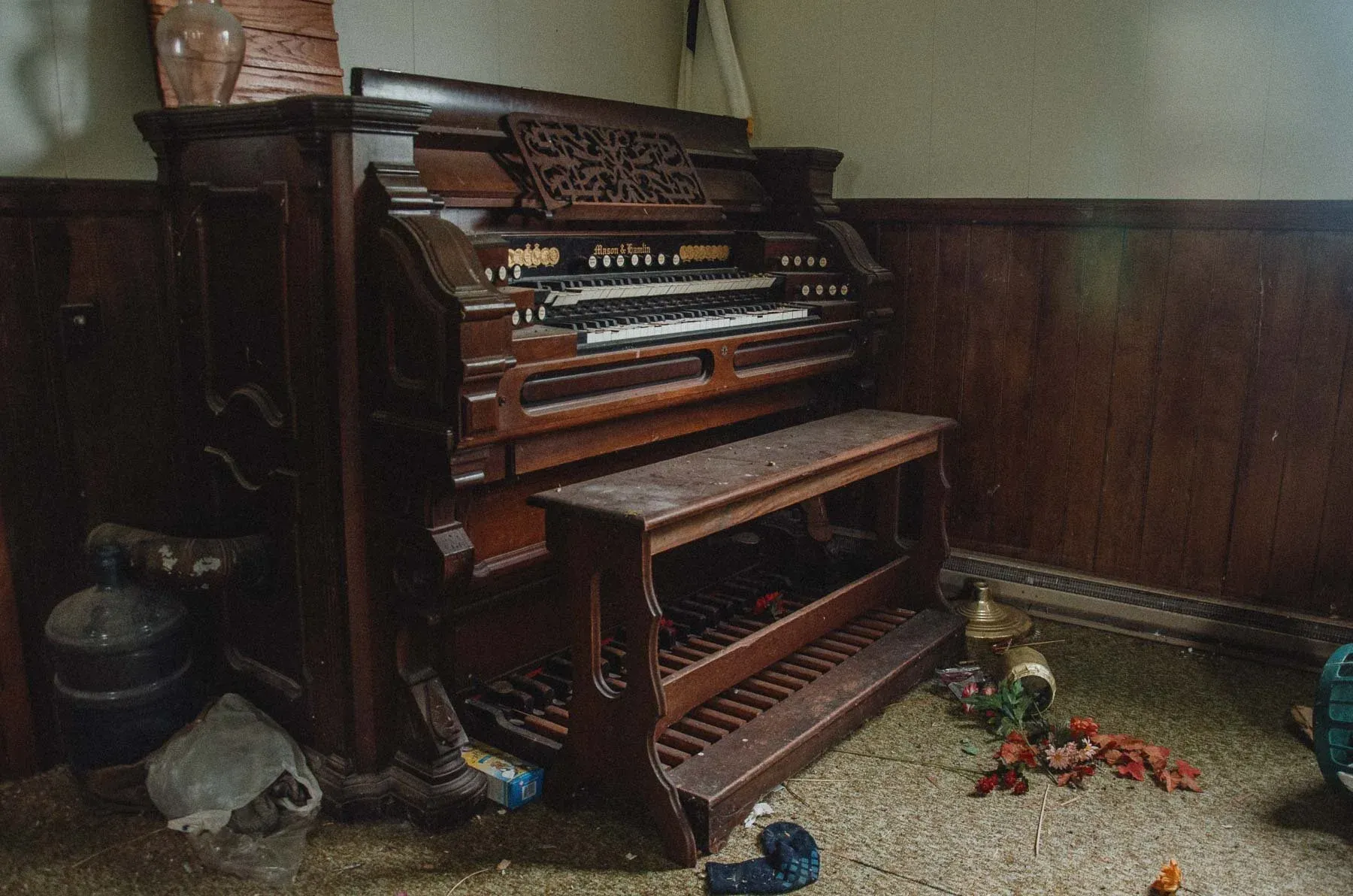 Mason & Hamlin Style 800 organ resting beside the pulpit