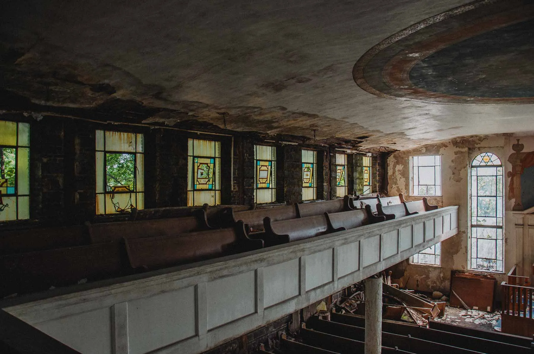 Women's balcony overlooking the main nave of Congregation B'Nai Israel