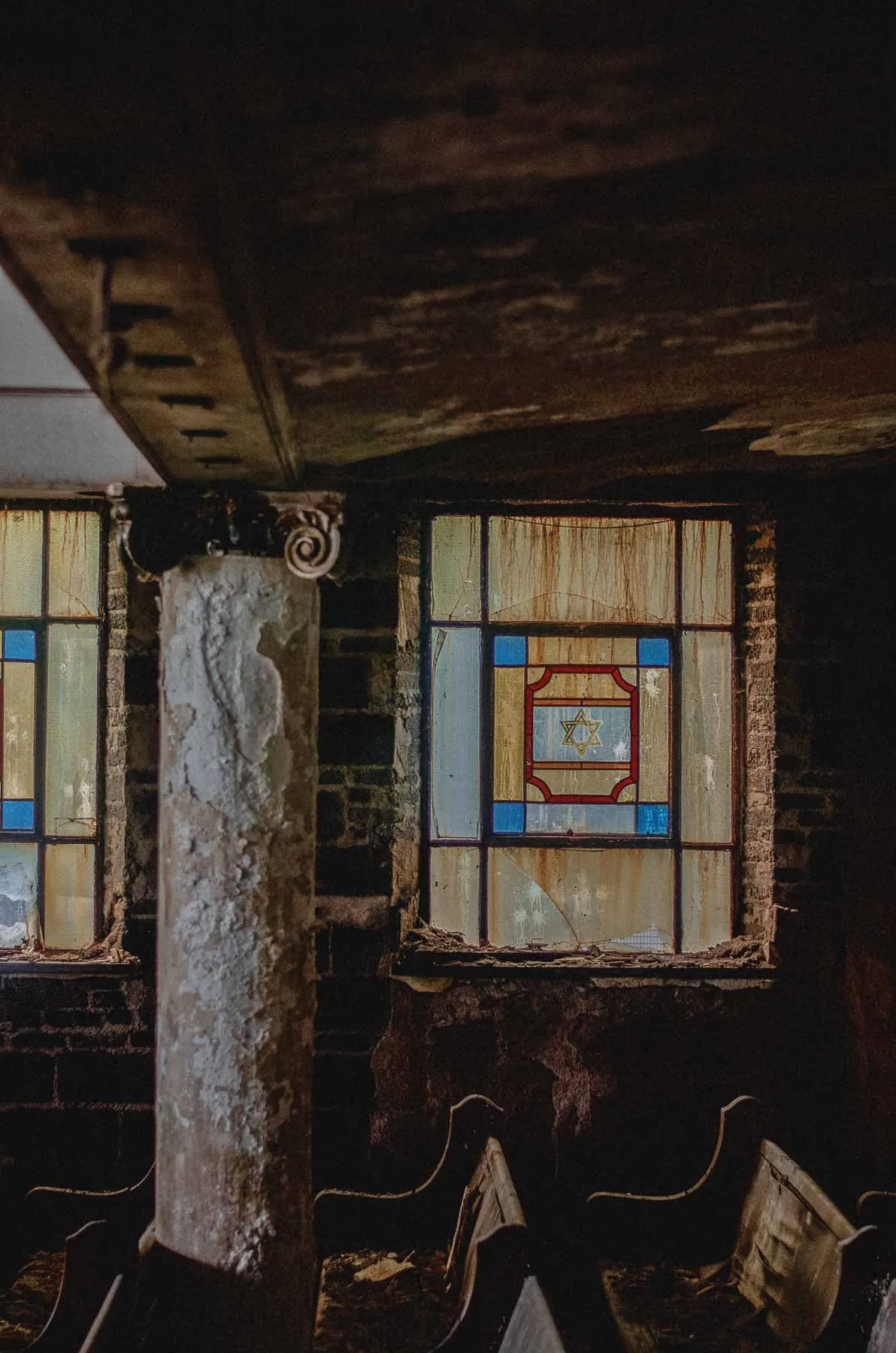 Decorative column supporting the women's balcony inside the synagogue