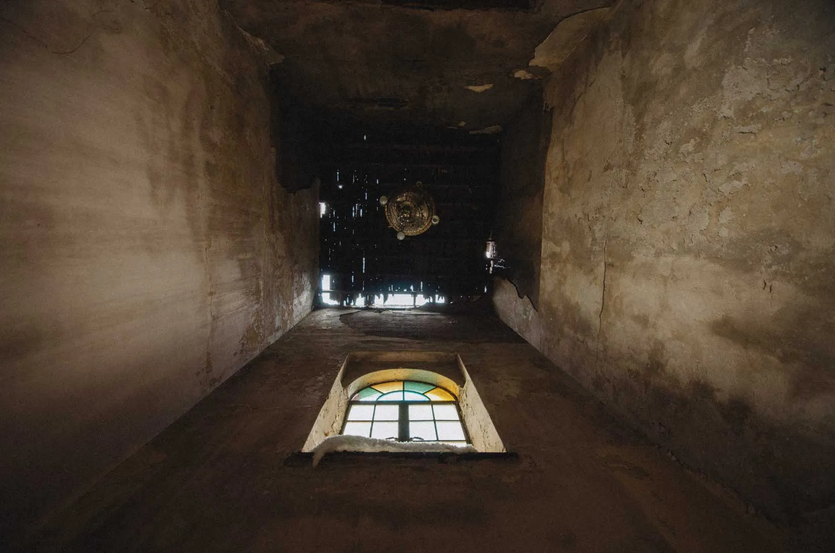 Staircase lit by a chandelier inside Congregation B'Nai Israel Synagogue