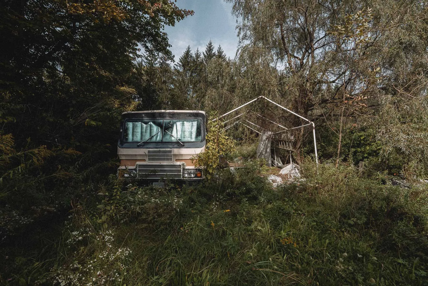 1973 Starcraft Starcruiser motorhome beside the farmhouse